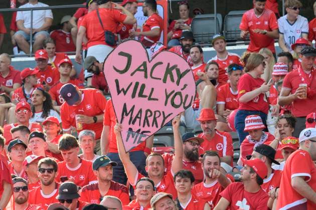 GER, Berlin, Fussball, Schweiz vs Italien, Achtel Finale, Achtelfinale, UEFA EURO, EM, Europameisterschaft,Fussball 2024, SP, Olympia - Stadion Berlin, Herz - Plakat - Antrag, Heiratsantrag, Jacky, will you marry me Freisteller, Schweizer Fan, 29.06. 2024, Copyright: HMBxMedia UwexKoch