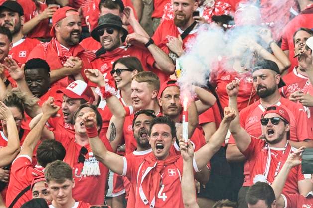 GER, Berlin, Fussball, Schweiz vs Italien, Achtel Finale, Achtelfinale, UEFA EURO, EM, Europameisterschaft,Fussball 2024, SP, Olympia - Stadion Berlin, Schweizer Fans zuenden nach dem 1:0 eine Pyrofackel, Bengalo, Feuerwerk, 29.06. 2024, Copyright: HMBxMedia UwexKoch