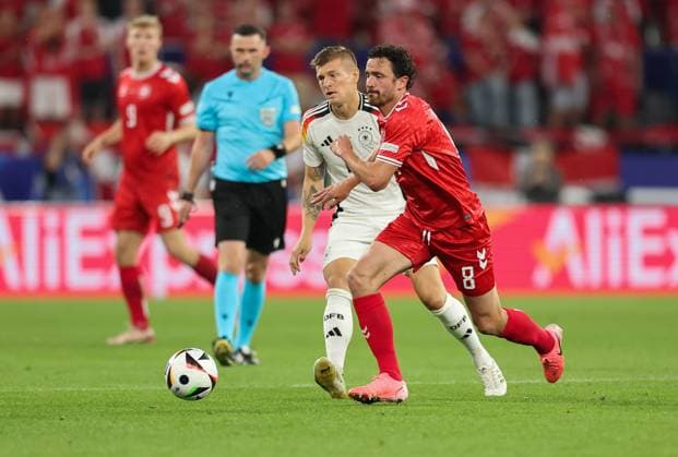 29.06.2024, Fussball Europameisterschaft, UEFA EURO, EM, Europameisterschaft,Fussball 2024, Deutschland - Dänemark, Achtelfinale, BVB Stadion Dortmund, v.l., Toni Kroos (Deutschland), Thomas Joseph Delaney (Dänemark) Copyright: HMBxMedia