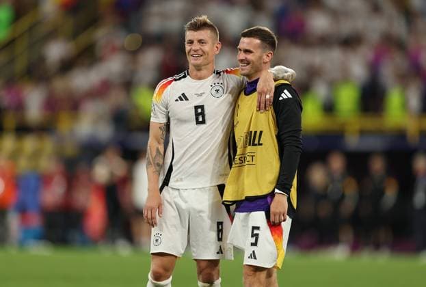 29.06.2024, Fussball Europameisterschaft, UEFA EURO, EM, Europameisterschaft,Fussball 2024, Deutschland - Dänemark, Achtelfinale, BVB Stadion Dortmund, v.l., Toni Kroos (Deutschland), Pascal Groß (Deutschland) freuen sich über den Einzug ins Viertelfinale Copyright: HMBxMedia