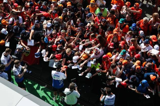 RICCIARDO Daniel (aus), Visa Cash App RB F1 Team VCARB 01, portrait spectators, fans, autograph session during the Formula 1 Qatar Airways Austrian Grand Prix 2024, 11th round of the 2024 Formula One World Championship, WM, Weltmeisterschaft from June 28 to 30, 2024 on the Red Bull Ring, in Spielberg, Austria - F1 - AUSTRIAN GRAND PRIX 2024 DPPI Panoramic 240630_R11_AUSTRIA_DP_AV3_1118