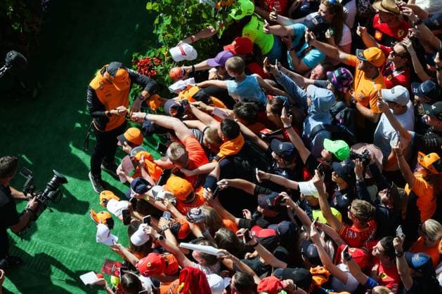 NORRIS Lando (gbr), McLaren F1 Team MCL38, portrait spectators, fans, autograph session during the Formula 1 Qatar Airways Austrian Grand Prix 2024, 11th round of the 2024 Formula One World Championship, WM, Weltmeisterschaft from June 28 to 30, 2024 on the Red Bull Ring, in Spielberg, Austria - F1 - AUSTRIAN GRAND PRIX 2024 DPPI Panoramic 240630_R11_AUSTRIA_DP_AV3_0921