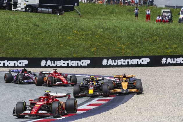 11 PEREZ Sergio (mex), Red Bull Racing RB20, action and 81 PIASTRI Oscar (aus), McLaren F1 Team MCL38, action during the Formula 1 Qatar Airways Austrian Grand Prix 2024, 11th round of the 2024 Formula One World Championship, WM, Weltmeisterschaft from June 28 to 30, 2024 on the Red Bull Ring, in Spielberg, Austria - F1 - AUSTRIAN GRAND PRIX 2024 DPPI Panoramic AV3_2504_1