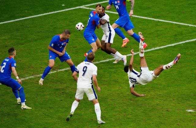 EURO 2024, England - Slowakei Jude Bellingham of England scores to make it 1-1 England v Slovakia, UEFA European Championship, EM, Europameisterschaft 2024, Round of 16, Football, Arena AufSchalke, Gelsenkirchen, Germany - 30 Jun 2024 EDITORIAL USE ONLY No use with unauthorised audio, video, data, fixture lists, club league logos or live services. Online in-match use limited to 120 images, no video emulation. No use in betting, games or single club league player publications. Copyright: xDavexShopland Shutterstockx 14562222cv