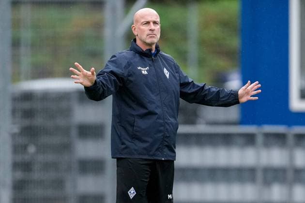 Marco Antwerpen (Trainer, Cheftrainer, SVWM), gibt Anweisungen, gestikuliert, mit den Armen gestikulieren, Einzelbild, Einzelfoto, Aktion, Action, 30.06.2024, Mannheim (Deutschland), Fussball, 3. Liga, Trainingsstart SV Waldhof Mannheim, DFB DFL REGULATIONS PROHIBIT ANY USE OF PHOTOGRAPHS AS IMAGE SEQUENCES AND OR QUASI-VIDEO.