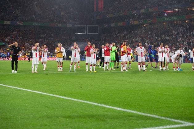 Georgische Spieler enttaeuscht, enttäuscht, Enttäuschung, Enttaeuschung, verabschieden sich von ihren FAns, Achtelfinale Spanien (ESP) - Georgien (GEO) 4:1 Stadion Koeln, Cologne Stadium, 30.06.2024. Fussball UEFA EURO, EM, Europameisterschaft,Fussball 2024 GERMANY vom 14.06.2024 - 14.07.2024. Â