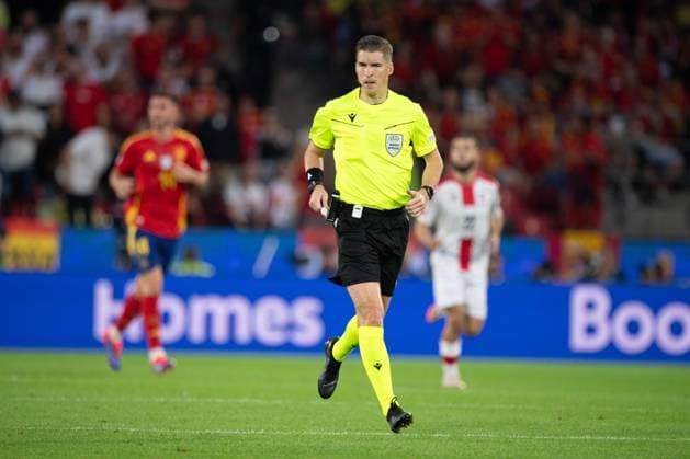 Schiedsrichter Francois LETEXIER (FRA), Referee, , ganze Figur, Ganzfigur, Ganzkoerper, Achtelfinale Spanien (ESP) - Georgien (GEO) 4:1 Stadion Koeln, Cologne Stadium, 30.06.2024. Fussball UEFA EURO, EM, Europameisterschaft,Fussball 2024 GERMANY vom 14.06.2024 - 14.07.2024. Â