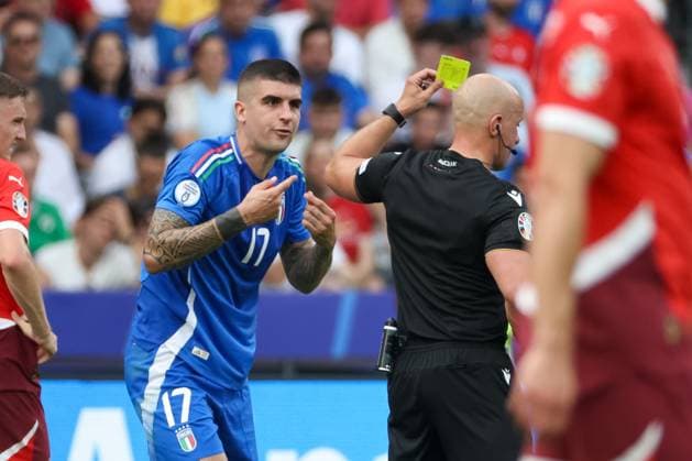 Gianluca Mancini (Italien, 17) bekommt die Gelbe Karte von Schiedsrichter Szymon Marciniak (Polen) , Fussball, UEFA , Europa Meisterschaft, (Achtelfinale) 2024, Schweiz vs. Italien, 29.06.2024, Olympiastadion Berlin, Berlin, Deutschland Berlin Olympiastadion Berlin Berlin Deutschland Copyright: xGrantxHubbsx