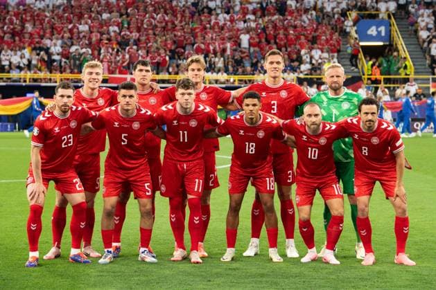 Die Daenische Nationalmannschaft, Teamfoto, hintere Reihe von links: Rasmus HOEJLUND (DEN), Andreas CHRISTENSEN (DEN), Joachim ANDERSEN (DEN), Jannik VESTERGAARD (DEN) und Torwart Kasper SCHMEICHEL (DEN) Vordere Reihe von links. Pierre-Emile HOEJBJERG (DEN), Joakim MAEHLE (DEN), Andreas Skov Olsen (DEN), Alexander BAH (DEN), Christian ERIKSEN (DEN) und Torwart Kasper SCHMEICHEL (DEN) Achtelfinale Deutschland (GER) - Daenemark (DEN) 2:0 am 29.06.2024 BVB Stadion Dortmund, Fussball UEFA EURO, EM, Europameisterschaft,Fussball 2024 GERMANY vom 14.06.2024 - 14.07.2024. Â