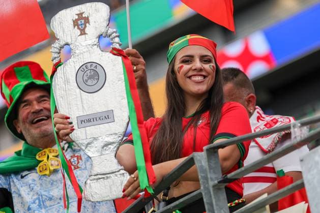 Frankfurt Arena Frankfurt am Main, UEFA EURO, EM, Europameisterschaft,Fussball 2024 Germany, Monday 1 Jul 2024 Round of 16, Portugal - Slovenia, Portugal Fan mit POKAL, Fans of Portugal show their support, Fans, Stimmung, Schals, Trikots, Emotionen, Adeptos Copyright: JoaquimxFerreira