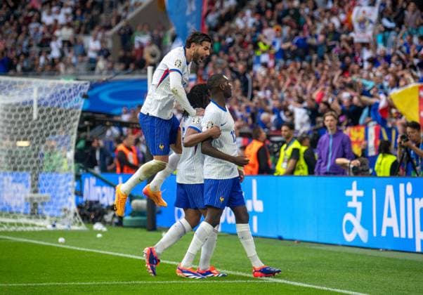 Fussball, Herren, Saison 2023 24, Euro 2024 (Achtelfinale) in Düsseldorf, Frankreich - Belgien, v.l. Theo Hernandez (Frankreich), Jules Kounde (Frankreich), Randal Kolo Muani (Frankreich) bei den Fans, Jubel nach Tor zum 1:0, 01.07. 2024, Copyright: xSebastianxRäppold MatthiasxKochx