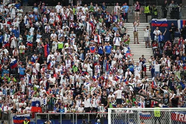 01.07.2024, xjhx, Fussball EM 2024 1 8 Finale, Portugal - Slowenien emspor, v.l. Emotionen, Fans, Stimmung, Fahnen, Logo, Zuschauer, Trikots Slowenien (DFL DFB REGULATIONS PROHIBIT ANY USE OF PHOTOGRAPHS as IMAGE SEQUENCES and or QUASI-VIDEO) Frankfurt am Main
