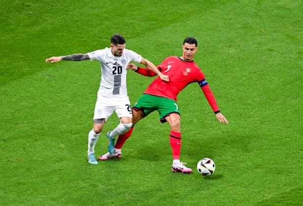 Cristiano Ronaldo (Portugal) und Petar Stojanovic (Slovenia) im Zweikampf, UEFA EURO, EM, Europameisterschaft,Fussball 2024 - Round of 16, Portugal vs Slovenia, Arena Frankfurt am 01. July 2024 in Frankfurt am Main, Deutschland. (Foto von Silas Schueller DeFodi Images) Cristiano Ronaldo (Portugal) und Petar Stojanovic (Slovenia) battle for the ball, UEFA EURO 2024 - Round of 16, Portugal vs Slovenia, Arena Frankfurt on July 1, 2024 in Frankfurt am Main, Germany. (Photo by Silas Schueller DeFodi Images) Defodi-738_738_PORSVN_20240701_171
