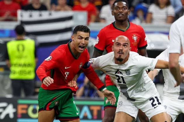 Frankfurt Arena Frankfurt am Main, UEFA EURO, EM, Europameisterschaft,Fussball 2024 Germany, Monday 1 Jul 2024 Round of 16, Portugal - Slovenia, Cristiano Ronaldo (Portugal) wird am Trikot gezogen, Vanja Drkusic (Slovenia), Zweikampf, Action, Aktion, Battles for the Ball Copyright: JoaquimxFerreira