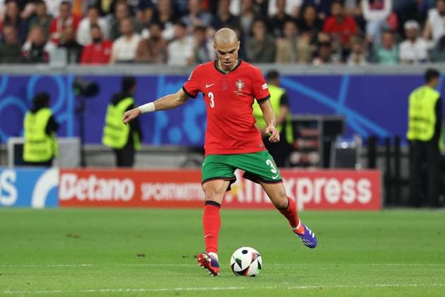 Frankfurt Arena Frankfurt am Main, UEFA EURO, EM, Europameisterschaft,Fussball 2024 Germany, Monday 1 Jul 2024 Round of 16, Portugal - Slovenia, Pepe (Portugal) am Ball, Freisteller, Einzelbild, Ganzkörper, Aktion, Action, Spielszene Copyright: JoaquimxFerreira