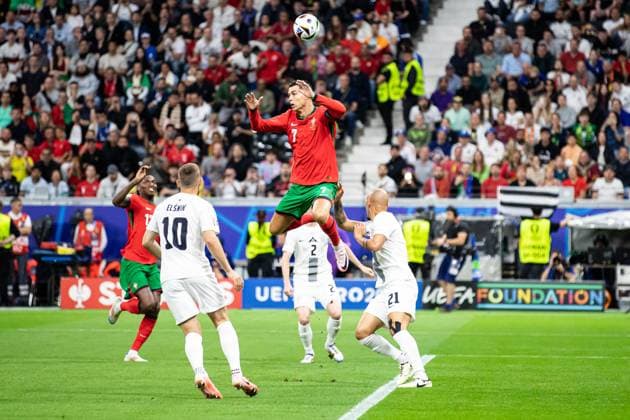 Kopfball von Cristiano Ronaldo (Portugal, 07) GER, Portugal (POR) vs. Slowenien (SVO), Fussball Europameisterschaft, UEFA EURO, EM, Europameisterschaft,Fussball 2024, Achtelfinale, 01.07.2024 GER, Portugal (POR) vs. Slowenien (SVO), Fussball Europameisterschaft, UEFA EURO 2024, Achtelfinale, 01.07.2024 Frankfurt Copyright: xEibner-Pressefoto RogerxBuerkex EP