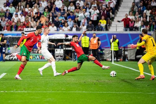 Torchance fuer Portugal, Bruno Miguel Borges Fernandes (Portugal, 08), Cristiano Ronaldo (Portugal, 07), Jan Oblak (Slowenien, 01) GER, Portugal (POR) vs. Slowenien (SVO), Fussball Europameisterschaft, UEFA EURO, EM, Europameisterschaft,Fussball 2024, Achtelfinale, 01.07.2024 GER, Portugal (POR) vs. Slowenien (SVO), Fussball Europameisterschaft, UEFA EURO 2024, Achtelfinale, 01.07.2024 Frankfurt Copyright: xEibner-Pressefoto RogerxBuerkex EP