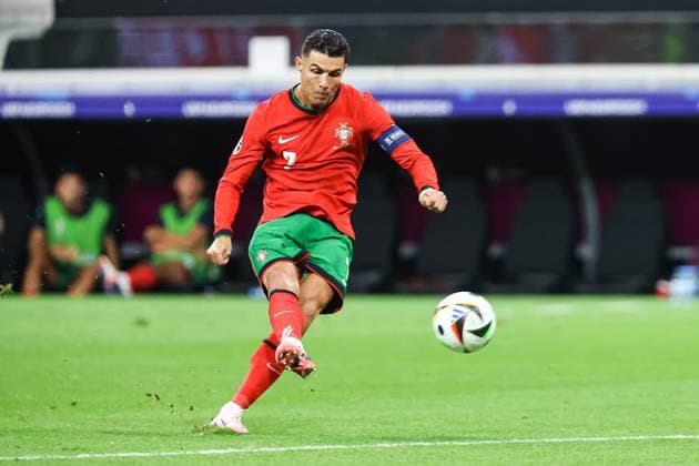Freistoss Cristiano Ronaldo (Portugal, 07) GER, Portugal (POR) vs. Slowenien (SVO), Fussball Europameisterschaft, UEFA EURO, EM, Europameisterschaft,Fussball 2024, Achtelfinale, 01.07.2024 GER, Portugal (POR) vs. Slowenien (SVO), Fussball Europameisterschaft, UEFA EURO 2024, Achtelfinale, 01.07.2024 Frankfurt Copyright: xEibner-Pressefoto RogerxBuerkex EP