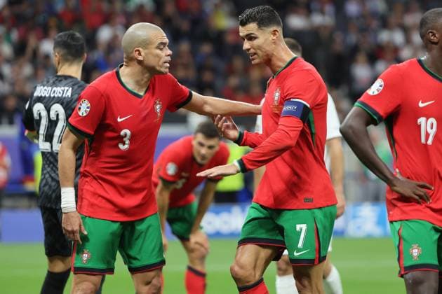 Cristiano Ronaldo (Portugal, Nr. 7) diskutiert mit Pepe (Portugal, Nr. 3) , Achtelfinale M41, POR-SVN, Fussball Europameisterschaft, Portugal gegen Slowenien, European Football Championship, Portugal - Slovenia, Frankfurt, 01.07.2024, -