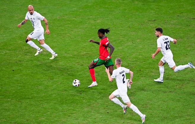 Rafael Leao (Portugal) am Ball gegen drei Gegenspieler, UEFA EURO, EM, Europameisterschaft,Fussball 2024 - Round of 16, Portugal vs Slovenia, Arena Frankfurt am 01. July 2024 in Frankfurt am Main, Deutschland. (Foto von Silas Schueller DeFodi Images) Rafael Leao (Portugal) controls the ball against three opponents, UEFA EURO 2024 - Round of 16, Portugal vs Slovenia, Arena Frankfurt on July 1, 2024 in Frankfurt am Main, Germany. (Photo by Silas Schueller DeFodi Images) Defodi-738_738_PORSVN_20240701_194