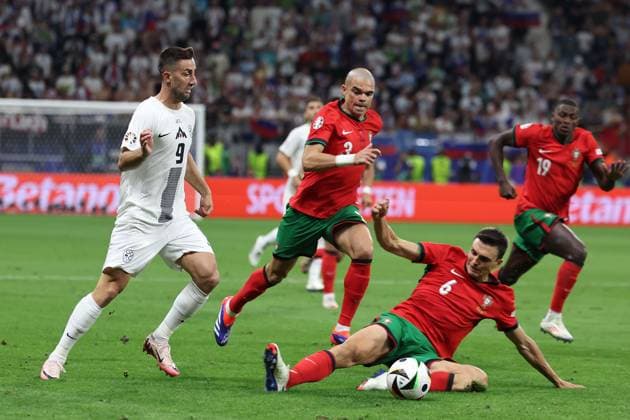 Frankfurt Arena Frankfurt am Main, UEFA EURO, EM, Europameisterschaft,Fussball 2024 Germany, Monday 1 Jul 2024 Round of 16, Portugal - Slovenia, Andraz Sporar (Slovenia), Pepe (Portugal), Joao Palhinha (Portugal) Zweikampf, Action, Aktion, Battles for the Ball Copyright: JoaquimxFerreira