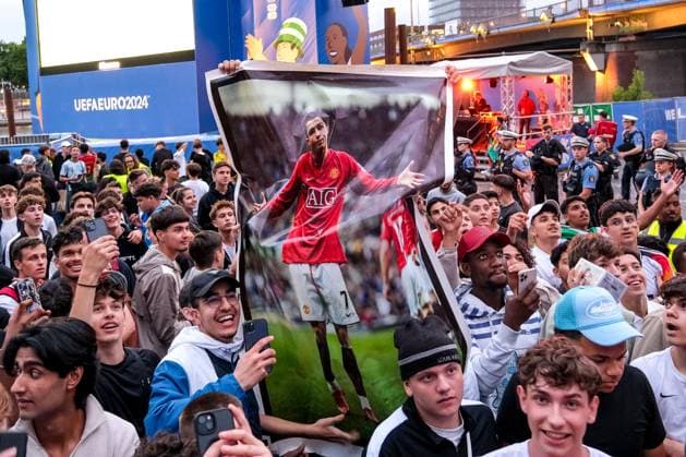 Fans halten ein Poster von Cristiano Ronaldo in die Luft. GER, UEFA EURO, EM, Europameisterschaft,Fussball 2024, Portugal vs. Slowenien, Achtelfinale, Fanzone, Frankfurt am Main, 01.07.2024. GER, UEFA EURO 2024, Portugal vs. Slowenien, Achtelfinale, Fanzone, Frankfurt am Main, 01.07.2024. Frankfurt am Main Copyright: xEibner-Pressefoto FlorianxWieganx EP_FWD