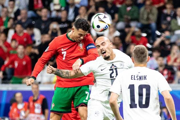 Cristiano Ronaldo (Portugal, 07) im Kopfballduell mit Vanja Drkusic (Slowenien, 21) GER, Portugal (POR) vs. Slowenien (SVO), Fussball Europameisterschaft, UEFA EURO, EM, Europameisterschaft,Fussball 2024, Achtelfinale, 01.07.2024 GER, Portugal (POR) vs. Slowenien (SVO), Fussball Europameisterschaft, UEFA EURO 2024, Achtelfinale, 01.07.2024 Frankfurt Copyright: xEibner-Pressefoto RogerxBuerkex EP