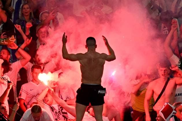 01.07.2024, xjhx, Fussball EM 2024 1 8 Finale, Portugal - Slowenien emspor, v.l. Emotionen, Fans, Stimmung, Fahnen, Logo, Zuschauer, Trikots Slowenien zuenden Pyrotechnik Rauch Bengalos (UEFA REGULATIONS PROHIBIT ANY USE OF PHOTOGRAPHS as IMAGE SEQUENCES and or QUASI-VIDEO) Frankfurt am Main