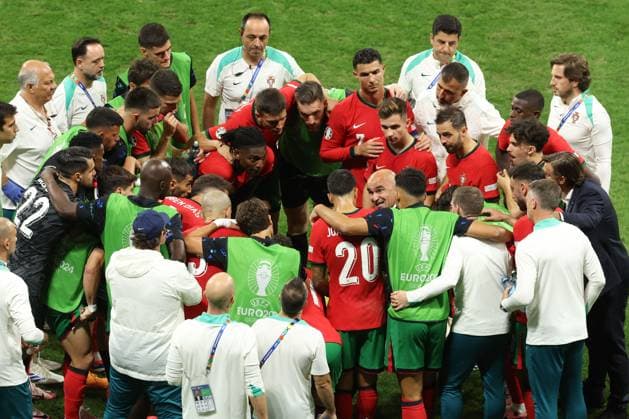 Portugal pre extra time huddle Portugal v Slovenia, UEFA European Championship, EM, Europameisterschaft 2024, Round of 16, Football, Frankfurt Arena, Frankfurt, Germany - 01 Jul 2024 EDITORIAL USE ONLY No use with unauthorised audio, video, data, fixture lists, club league logos or live services. Online in-match use limited to 120 images, no video emulation. No use in betting, games or single club league player publications. Copyright: xPaulxCurrie Shutterstockx 14566636bn