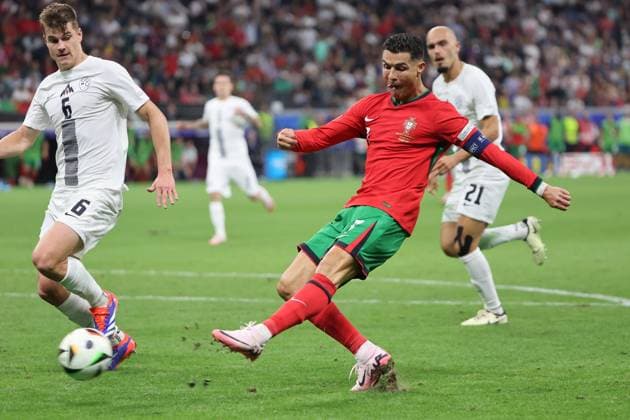 Grosschance Cristiano Ronaldo (Portugal, Nr. 7) , Achtelfinale M41, POR-SVN, Fussball Europameisterschaft, Portugal gegen Slowenien, European Football Championship, Portugal - Slovenia, Frankfurt, 01.07.2024, -