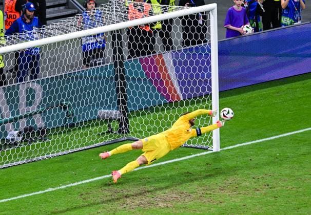 Torwart Jan Oblak (Slovenia) pariert einen Strafstoss von Cristiano Ronaldo (Portugal), UEFA EURO, EM, Europameisterschaft,Fussball 2024 - Round of 16, Portugal vs Slovenia, Arena Frankfurt am 01. July 2024 in Frankfurt am Main, Deutschland. (Foto von Silas Schueller DeFodi Images) Torwart Jan Oblak (Slovenia) saves a penalty from Cristiano Ronaldo (Portugal), UEFA EURO 2024 - Round of 16, Portugal vs Slovenia, Arena Frankfurt on July 1, 2024 in Frankfurt am Main, Germany. (Photo by Silas Schueller DeFodi Images) Defodi-738_738_PORSVN_20240701_270