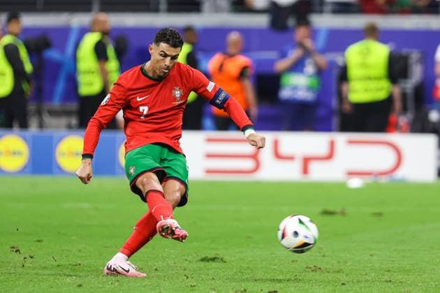 Elfmeter fuer Portugal Cristiano Ronaldo (Portugal, 07) schiesst den Elfmeter GER, Portugal (POR) vs. Slowenien (SVO), Fussball Europameisterschaft, UEFA EURO, EM, Europameisterschaft,Fussball 2024, Achtelfinale, 01.07.2024 GER, Portugal (POR) vs. Slowenien (SVO), Fussball Europameisterschaft, UEFA EURO 2024, Achtelfinale, 01.07.2024 Frankfurt Copyright: xEibner-Pressefoto RogerxBuerkex EP