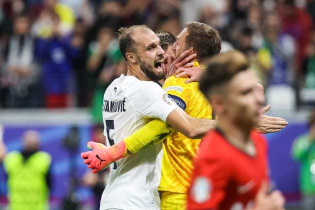 Elfmeter fuer Portugal Jan Oblak (Slowenien, 01) haelt mega Jubel im Team GER, Portugal (POR) vs. Slowenien (SVO), Fussball Europameisterschaft, UEFA EURO, EM, Europameisterschaft,Fussball 2024, Achtelfinale, 01.07.2024 GER, Portugal (POR) vs. Slowenien (SVO), Fussball Europameisterschaft, UEFA EURO 2024, Achtelfinale, 01.07.2024 Frankfurt Copyright: xEibner-Pressefoto RogerxBuerkex EP
