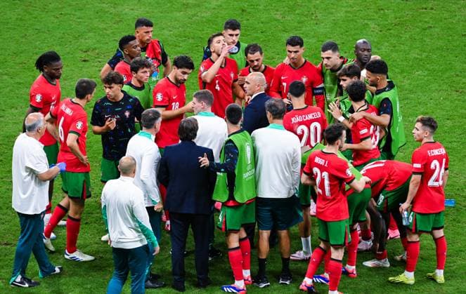 Trainer Roberto Martinez (Portugal) spricht zu seiner Mannschaft, UEFA EURO, EM, Europameisterschaft,Fussball 2024 - Round of 16, Portugal vs Slovenia, Arena Frankfurt am 01. July 2024 in Frankfurt am Main, Deutschland. (Foto von Silas Schueller DeFodi Images) Trainer Roberto Martinez (Portugal) speaks to his team, UEFA EURO 2024 - Round of 16, Portugal vs Slovenia, Arena Frankfurt on July 1, 2024 in Frankfurt am Main, Germany. (Photo by Silas Schueller DeFodi Images) Defodi-738_738_PORSVN_20240701_287
