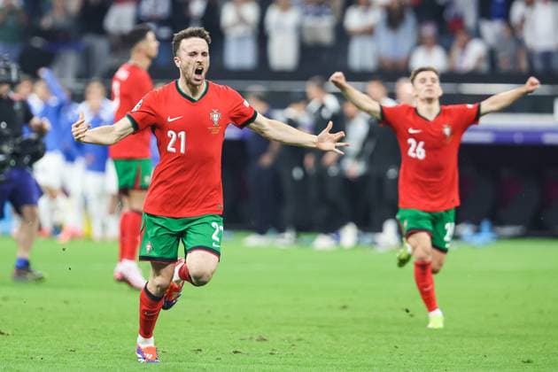 Portugal gewinnt im Elfmeterschiessen gegen Slowenien. Mega Jubel im Portogiesischem Team Diogo Jota (Portugal, 21), Cristiano Ronaldo (Portugal, 07), Ruben Dias (Portugal, 04), Nelson Semedo (Portugal, 02) Ruben Neves (Portugal, 18) rasen mit Jubel auf ihren Torwart Rui Pedro Dos Santos Patricio (Portugal, 01) zu GER, Portugal (POR) vs. Slowenien (SVO), Fussball Europameisterschaft, UEFA EURO, EM, Europameisterschaft,Fussball 2024, Achtelfinale, 01.07.2024 GER, Portugal (POR) vs. Slowenien (SVO), Fussball Europameisterschaft, UEFA EURO 2024, Achtelfinale, 01.07.2024 Frankfurt Copyright: xEibner-Pressefoto RogerxBuerkex EP