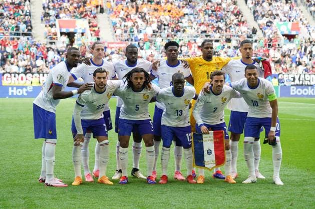 Fussball, UEFA Euro2024, EM 2024, Achtelfinale, Frankreich - Belgien, Düsseldorf Arena Düsseldorf , Hintere Reihe v.l.: Marcus Thuram,Adrien Rabiot, Upamecano, Aurielien Tchouameni, Mike Maignan, Wiliam Saliba, Vorne v.l.: Theo hernandez, Jules Kounde, N™Golo Kante, Antoine Griezmann Kylian Mbappe alle , Teamfoto, Frankreich