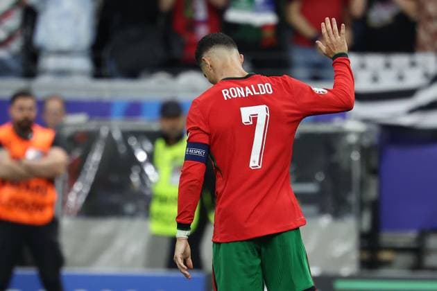 Frankfurt Arena Frankfurt am Main, UEFA EURO, EM, Europameisterschaft,Fussball 2024 Germany, Monday 1 Jul 2024 Round of 16, Portugal - Slovenia, Cristiano Ronaldo (Portugal) nimmt anlauft und trifft den Elfmeter, Tor, Elfmeter, entschuldigt sich bei den Fans Copyright: JoaquimxFerreira
