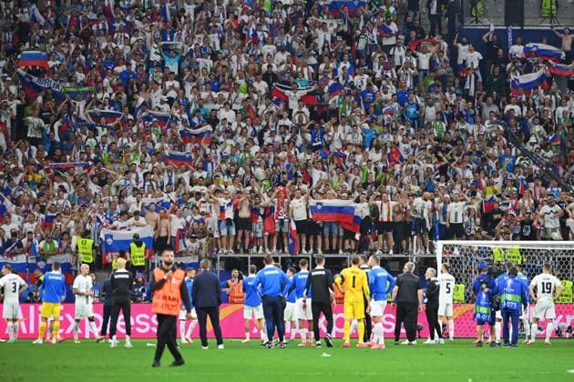 Spieler Slowenien nach Spielende vor den Fans,Fussballfans,Teamfoto, Team,Mannschaft,Mannschaftsfoto, Enttaeuschung,Frust,enttaeuscht, frustriert,niedergeschlagen, Achtelfinale Portugal (POR) - Slowenien (SVN) 3-0 i.E. am 01.07.2024, Frankfurt Arena Fussball UEFA EURO, EM, Europameisterschaft,Fussball 2024 GERMANY vom 14.06.2024 - 14.07.2024.