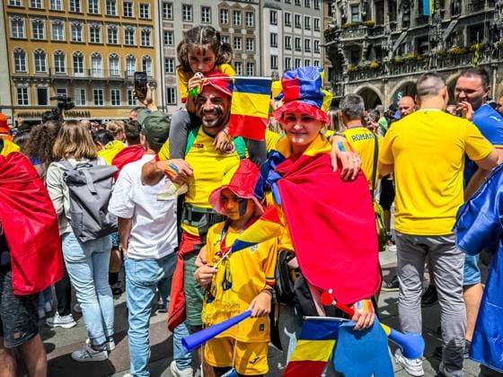 Fußball, UEFA, Europameisterschaft, Achtelfinale, 2024, Rumänien vs. Niederlande, 02.07.2024, Allianz Arena, München, Deutschland, Marienplatz, rumänische Fans, Trikots, Nationalflaggen, Fangesänge, Public Viewing, Straßenfeier, Stadion, Fußballspiel, Achtelfinalspiel, Fußballbegeisterung, Menschenmenge, Fanartikel, Team Rumänien, Fanunterstützung, sportliche Atmosphäre, Europa, Fußballfest, Unterstützung, Jubel, Sportveranstaltung.