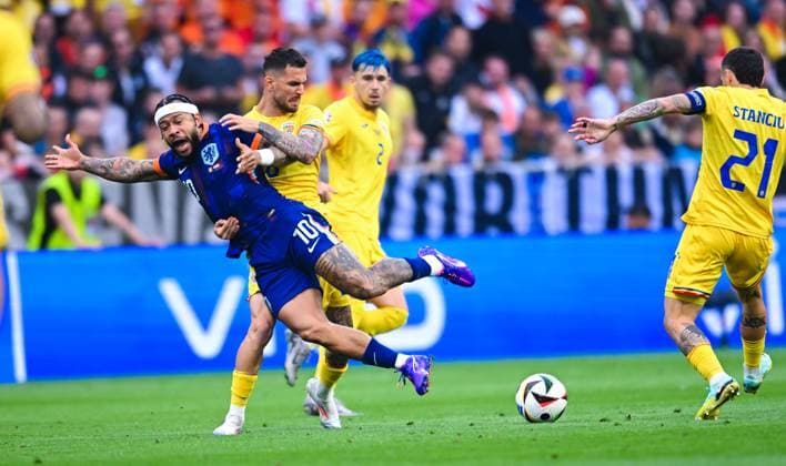 Memphis Depay (Netherlands) und Marius Marin (Romania) im Zweikampf, UEFA EURO, EM, Europameisterschaft,Fussball 2024 - Round of 16, Romania vs the Netherlands, Fussball Arena München am 02. July 2024 in München, Deutschland. (Foto von Silas Schueller DeFodi Images) Memphis Depay (Netherlands) und Marius Marin (Romania) battle for the ball, UEFA EURO 2024 - Round of 16, Romania vs the Netherlands, Munich Football Arena on July 2, 2024 in Munich, Germany. (Photo by Silas Schueller DeFodi Images) Defodi-738_738_ROUNED_20240702_134