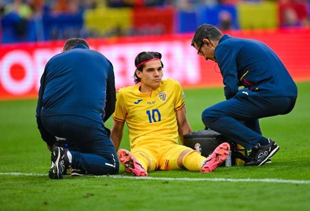 Ianis Hagi (Romania) ist verletzt, UEFA EURO, EM, Europameisterschaft,Fussball 2024 - Round of 16, Romania vs the Netherlands, Fussball Arena München am 02. July 2024 in München, Deutschland. (Foto von Silas Schueller DeFodi Images) Ianis Hagi (Romania) is injured, UEFA EURO 2024 - Round of 16, Romania vs the Netherlands, Munich Football Arena on July 2, 2024 in Munich, Germany. (Photo by Silas Schueller DeFodi Images) Defodi-738_738_ROUNED_20240702_135