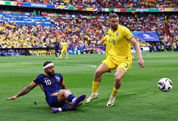 Memphis Depay of Netherlands challenges Radu Dragusin of Romania Romania v Netherlands, UEFA European Championship, EM, Europameisterschaft 2024, Round of 16, Football, Munich Football Arena, Munich, Germany - 02 Jul 2024 EDITORIAL USE ONLY No use with unauthorised audio, video, data, fixture lists, club league logos or live services. Online in-match use limited to 120 images, no video emulation. No use in betting, games or single club league player publications. Copyright: xMichaelxZemanek Shutterstockx 14566637aa
