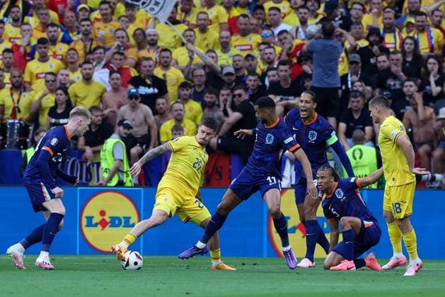 im Zweikampf, Aktion, mit Dennis Man 20 (Rumaenien), Cody Gakpo 11 (Niederlande), Rumaenien vs. Niederlande, Fussball, UEFA EURO, EM, Europameisterschaft,Fussball 2024, Achtelfinale, M43, 02.07.2024 Muenchen Bayern Deutschland
