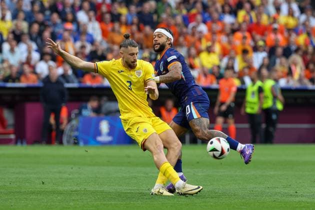 im Zweikampf, Aktion, mit Radu Dragușin 3 (Rumaenien), Memphis Depay 10 (Niederlande), Rumaenien vs. Niederlande, Fussball, UEFA EURO, EM, Europameisterschaft,Fussball 2024, Achtelfinale, M43, 02.07.2024 Muenchen Bayern Deutschland
