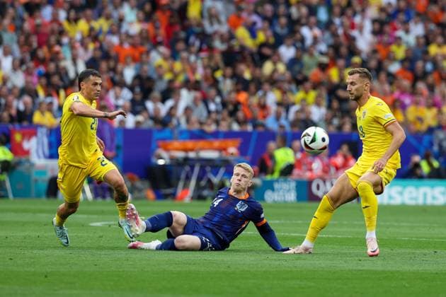 l-r: im Zweikampf, Aktion, mit Nicolae Stanciu 21 (Rumaenien), Jerdy Schouten 24 (Niederlande), Razvan Marin 18 (Rumaenien), Rumaenien vs. Niederlande, Fussball, UEFA EURO, EM, Europameisterschaft,Fussball 2024, Achtelfinale, M43, 02.07.2024 Muenchen Bayern Deutschland