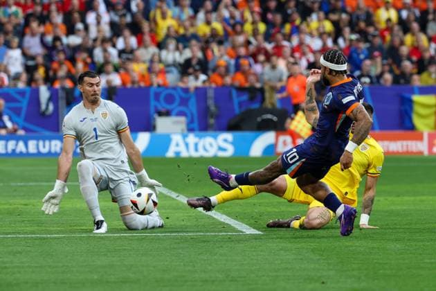 im Zweikampf, Aktion, mit Florin Niţa 1 (Rumaenien), Memphis Depay 10 (Niederlande), Andrei Burca 15 (Rumaenien), Rumaenien vs. Niederlande, Fussball, UEFA EURO, EM, Europameisterschaft,Fussball 2024, Achtelfinale, M43, 02.07.2024 Muenchen Bayern Deutschland