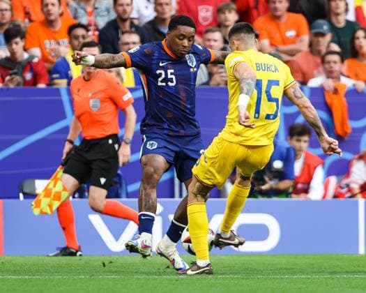 Steven Bergwijn (Niederlande, 25) vsAndonie Andrei Burca (Rumaenien, 15) GER, Rumaenien (ROM) vs. Niederlande (NED), Fussball Europameisterschaft, UEFA EURO, EM, Europameisterschaft,Fussball 2024, Achtelfinale, 02.07.2024 GER, Rumaenien (ROM) vs. Niederlande (NED), Fussball Europameisterschaft, UEFA EURO 2024, Achtelfinale, 02.07.2024 Muenchen Copyright: xEibner-Pressefoto RogerxBuerkex EP