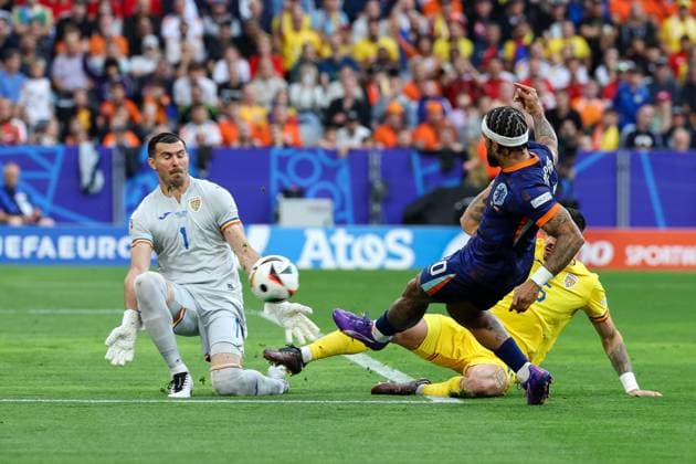 im Zweikampf, Aktion, mit Florin Niţa 1 (Rumaenien), Memphis Depay 10 (Niederlande), Andrei Burca 15 (Rumaenien), Rumaenien vs. Niederlande, Fussball, UEFA EURO, EM, Europameisterschaft,Fussball 2024, Achtelfinale, M43, 02.07.2024 Muenchen Bayern Deutschland