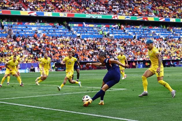 Xavi Simons of Netherlands crosses the ball with a rabona Romania v Netherlands, UEFA European Championship, EM, Europameisterschaft 2024, Round of 16, Football, Munich Football Arena, Munich, Germany - 02 Jul 2024 EDITORIAL USE ONLY No use with unauthorised audio, video, data, fixture lists, club league logos or live services. Online in-match use limited to 120 images, no video emulation. No use in betting, games or single club league player publications. Copyright: xMichaelxZemanek Shutterstockx 14566637ax