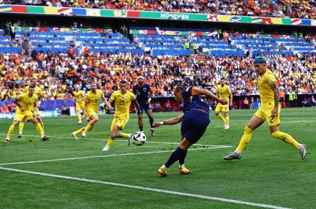 Xavi Simons of Netherlands crosses the ball with a rabona Romania v Netherlands, UEFA European Championship, EM, Europameisterschaft 2024, Round of 16, Football, Munich Football Arena, Munich, Germany - 02 Jul 2024 EDITORIAL USE ONLY No use with unauthorised audio, video, data, fixture lists, club league logos or live services. Online in-match use limited to 120 images, no video emulation. No use in betting, games or single club league player publications. Copyright: xMichaelxZemanek Shutterstockx 14566637ay
